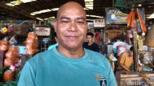 Bau Busuk Sampah di Pasar Kramat Jati, Pedagang Keluhkan Pembeli Sepi dan Omzet Anjlok 40%