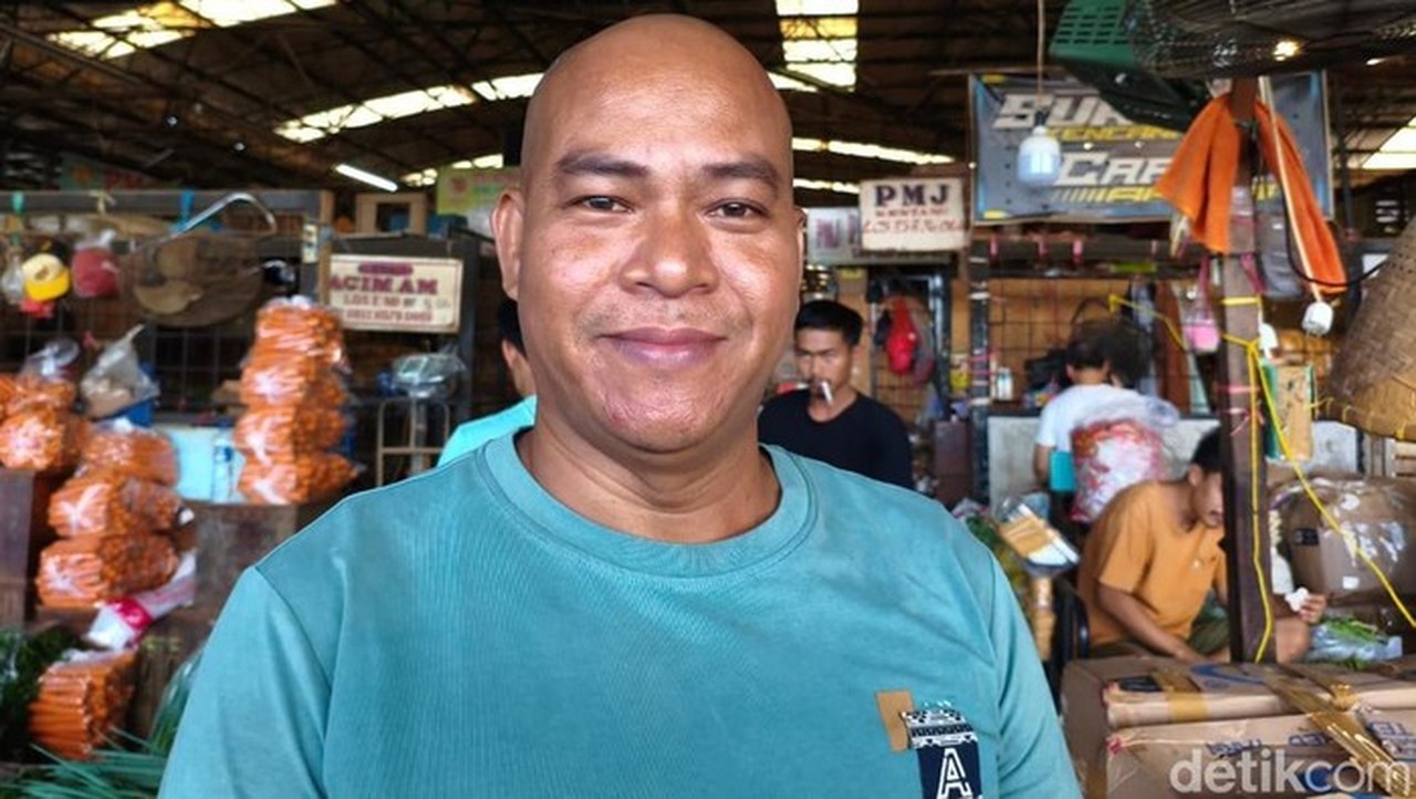 Bau Busuk Sampah di Pasar Kramat Jati, Pedagang Keluhkan Pembeli Sepi dan Omzet Anjlok 40%