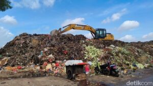 DLH DKI Kerahkan 25 Armada Angkut Tumpukan Sampah di Pasar Induk Kramat Jati