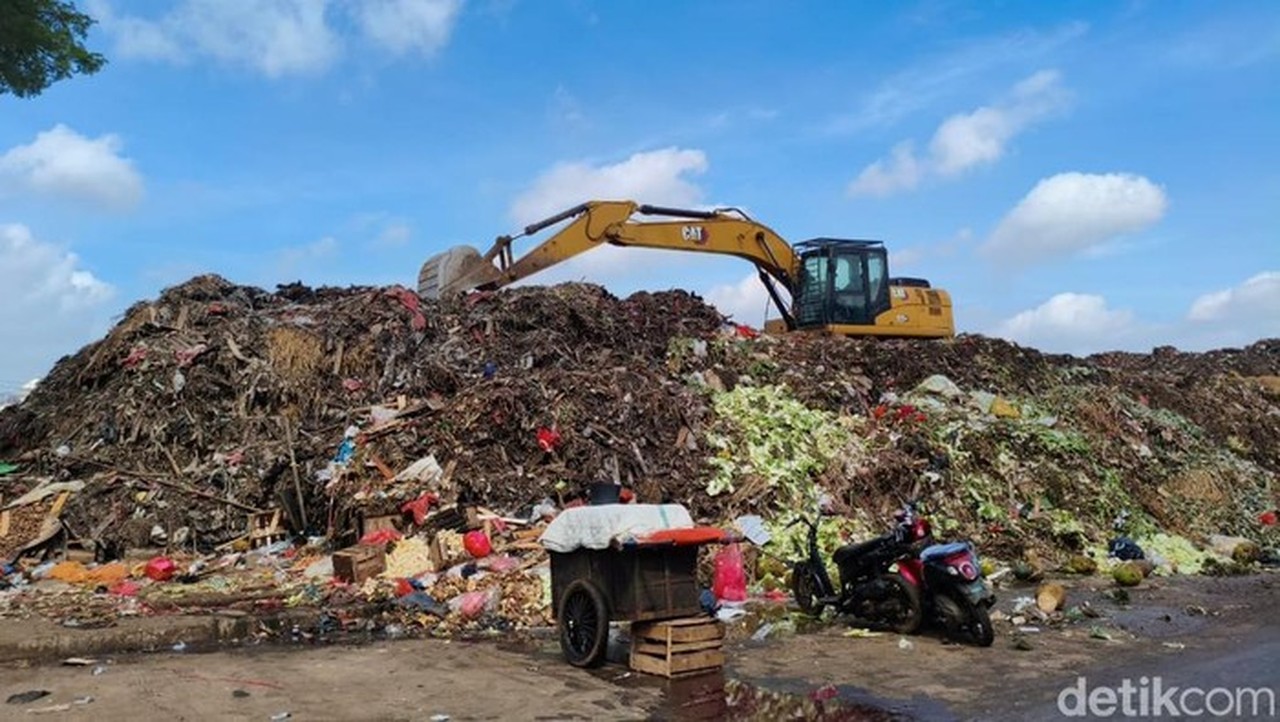 DLH DKI Kerahkan 25 Armada Angkut Tumpukan Sampah di Pasar Induk Kramat Jati