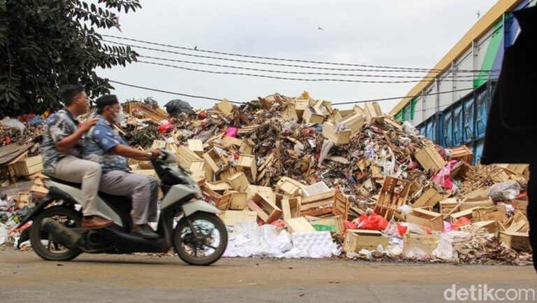 Sampah Menggunung di Kramat Jati, Pengelola Targetkan Tuntas dalam 5 Hari