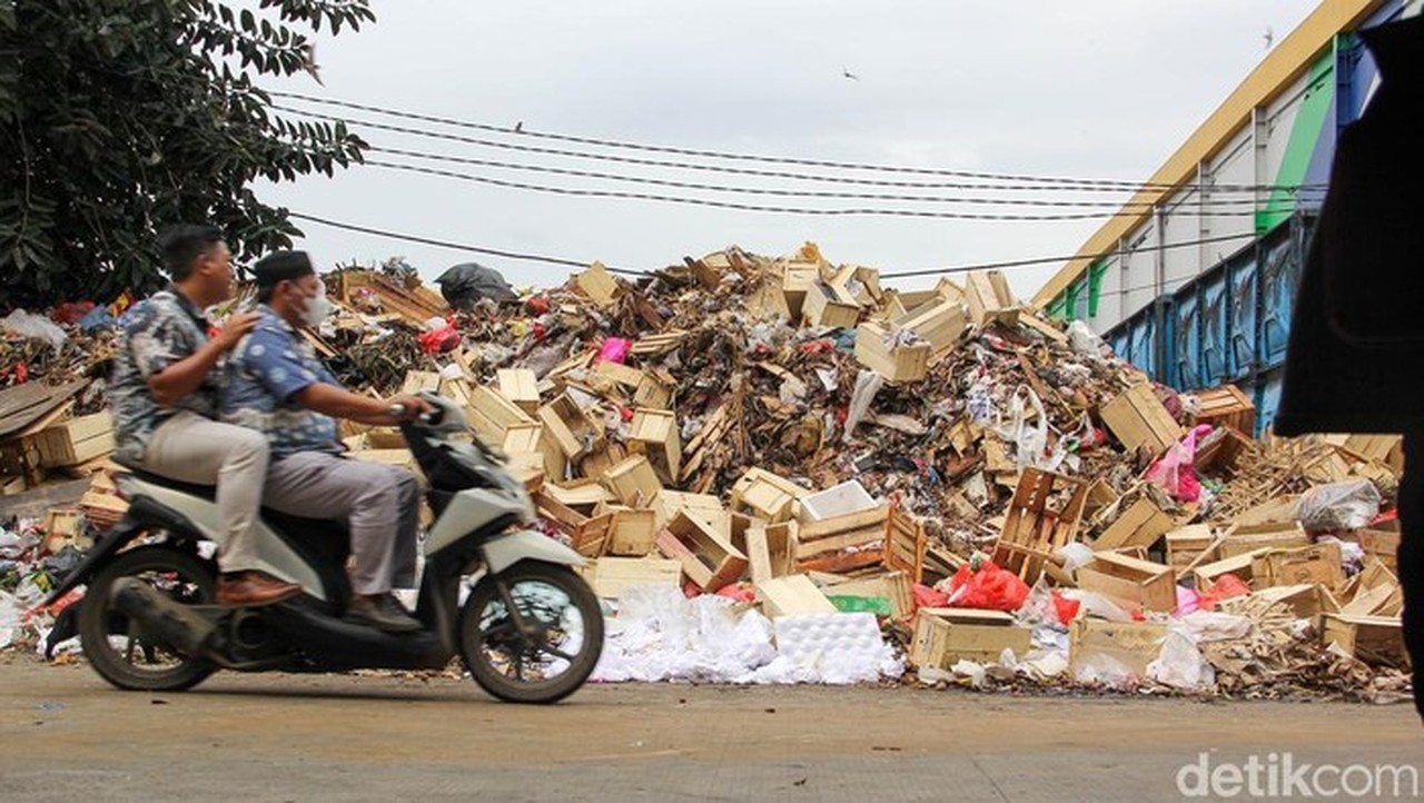 Sampah Menggunung di Kramat Jati, Pengelola Targetkan Tuntas dalam 5 Hari