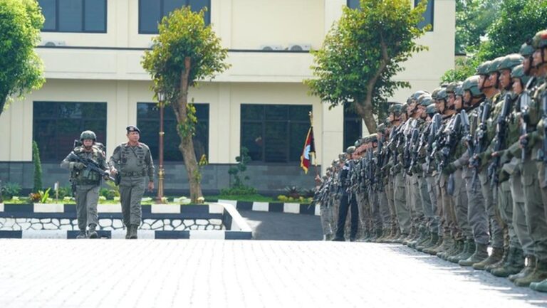 446 Personel Operasi Damai Cartenz 2025 Selesai Bertugas, 41 Terima Pin Emas Kapolri 446 Personel Operasi Damai Cartenz 2025 Selesai Bertugas, 41 Terima Pin Emas Kapolri