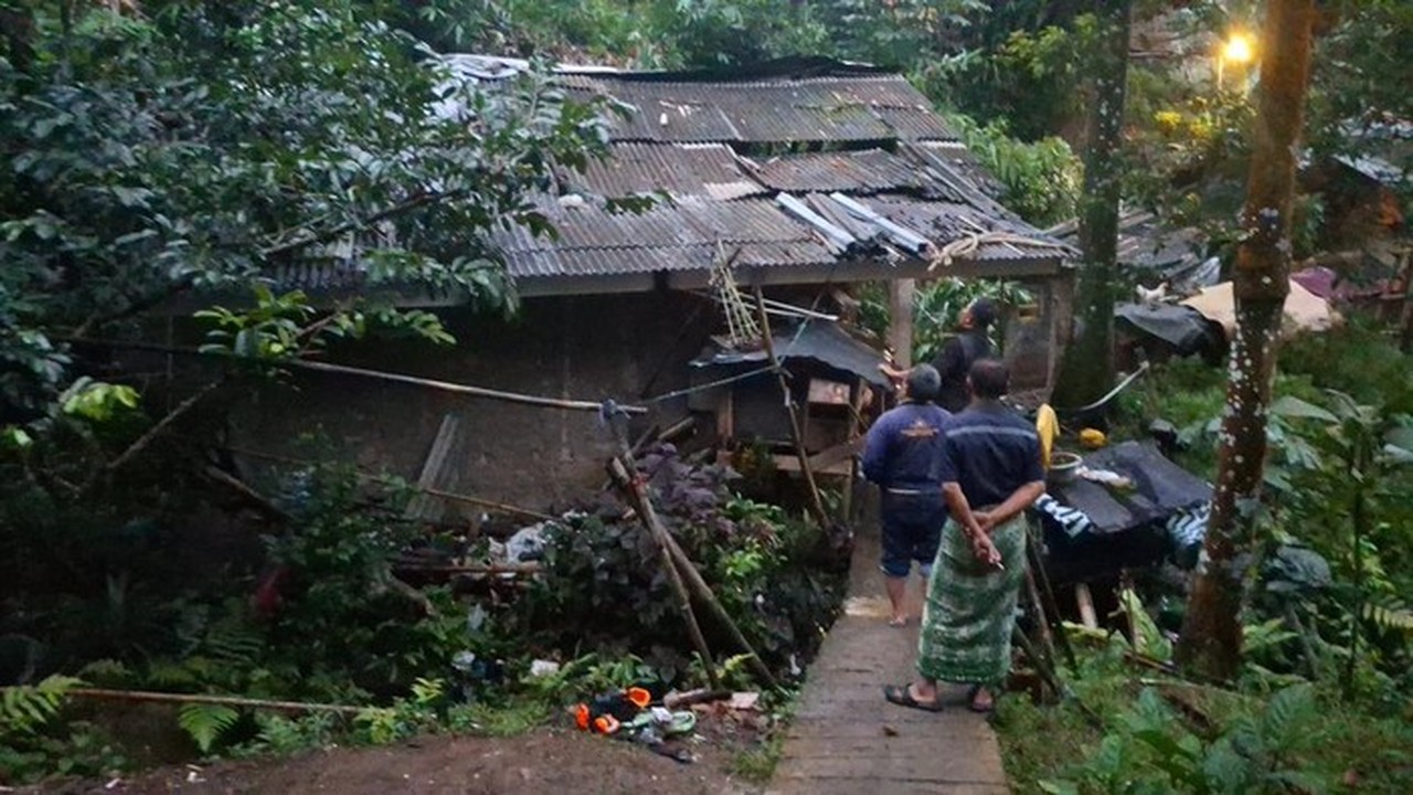 Tebing Longsor di Bogor Timpa Rumah, Dua Bocah 4 dan 5 Tahun Berhasil Dievakuasi Selamat Tebing Longsor di Bogor Timpa Rumah, Dua Bocah 4 dan 5 Tahun Berhasil Dievakuasi Selamat