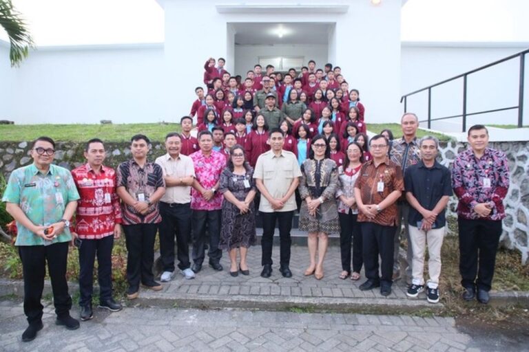 Wamendagri Ajak Siswa Sekolah Rakyat Minahasa Semangat Belajar Demi Masa Depan Bangsa Wamendagri Ajak Siswa Sekolah Rakyat Minahasa Semangat Belajar Demi Masa Depan Bangsa
