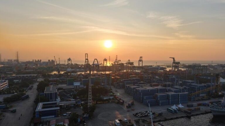 Pelindo Pastikan Operasional Pelabuhan Tanjung Priok Normal Meski Ada Penumpukan Truk Pelindo Pastikan Operasional Pelabuhan Tanjung Priok Normal Meski Ada Penumpukan Truk