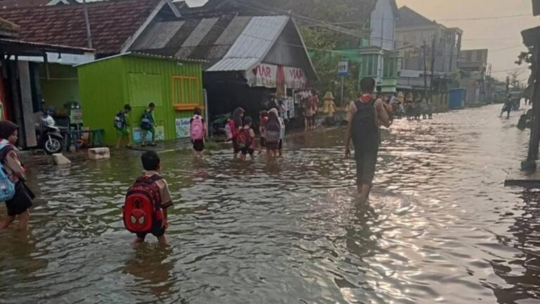 Pintu Kanal Jebol Akibat Hujan Deras, Desa Tridonorejo Demak Terendam Banjir Pintu Kanal Jebol Akibat Hujan Deras, Desa Tridonorejo Demak Terendam Banjir