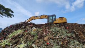 Sampah Menggunung di Pasar Kramat Jati Keluhkan Pedagang, Gubernur Minta Segera Tuntas