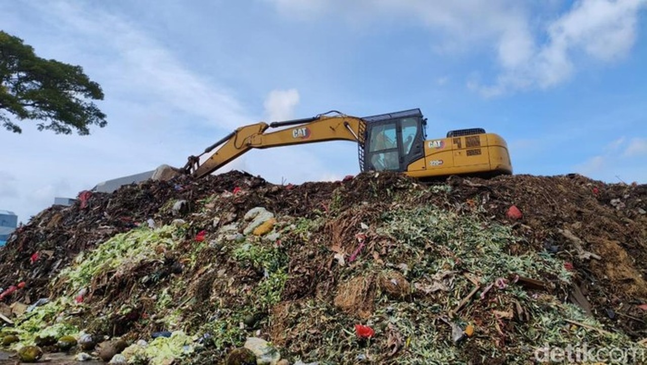 Sampah Menggunung di Pasar Kramat Jati Keluhkan Pedagang, Gubernur Minta Segera Tuntas Sampah Menggunung di Pasar Kramat Jati Keluhkan Pedagang, Gubernur Minta Segera Tuntas