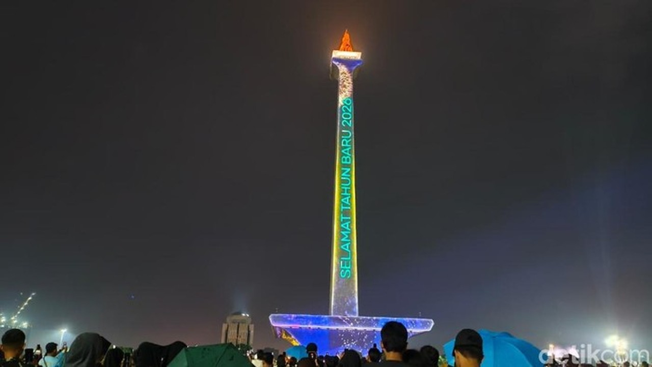 Warga Bersorak Gembira Saksikan Video Mapping Spektakuler di Monas Sambut Tahun Baru 2026