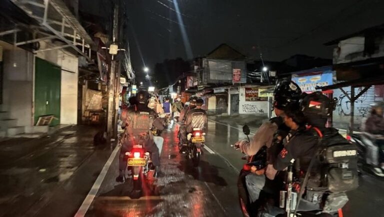 Brimob Polda Metro Jaya Patroli Malam, Sita Sajam dan Amankan Remaja Konvoi di Jaktim Brimob Polda Metro Jaya Patroli Malam, Sita Sajam dan Amankan Remaja Konvoi di Jaktim