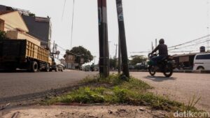 Anwar Pukul Tiang Listrik di Cikoko: Misi Mulia Bangunkan Pedagang dan Ingatkan Waktu Salat Subuh