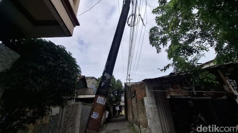 Tradisi Unik Pukulan Tiang Listrik di Cengkareng: Penanda Keamanan Malam Hari Warga Tradisi Unik Pukulan Tiang Listrik di Cengkareng: Penanda Keamanan Malam Hari Warga