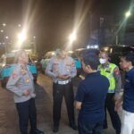 Apes Beruntun: Taksi Listrik di Tangerang Ditabrak Mobil Lain, Lalu Terjungkal ke Restoran