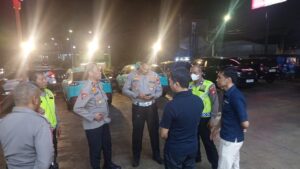 Apes Beruntun: Taksi Listrik di Tangerang Ditabrak Mobil Lain, Lalu Terjungkal ke Restoran