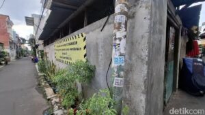 Tiang Listrik di Jakarta: Papan Iklan Liar Siang Hari, Penanda Ronda Malam Hari