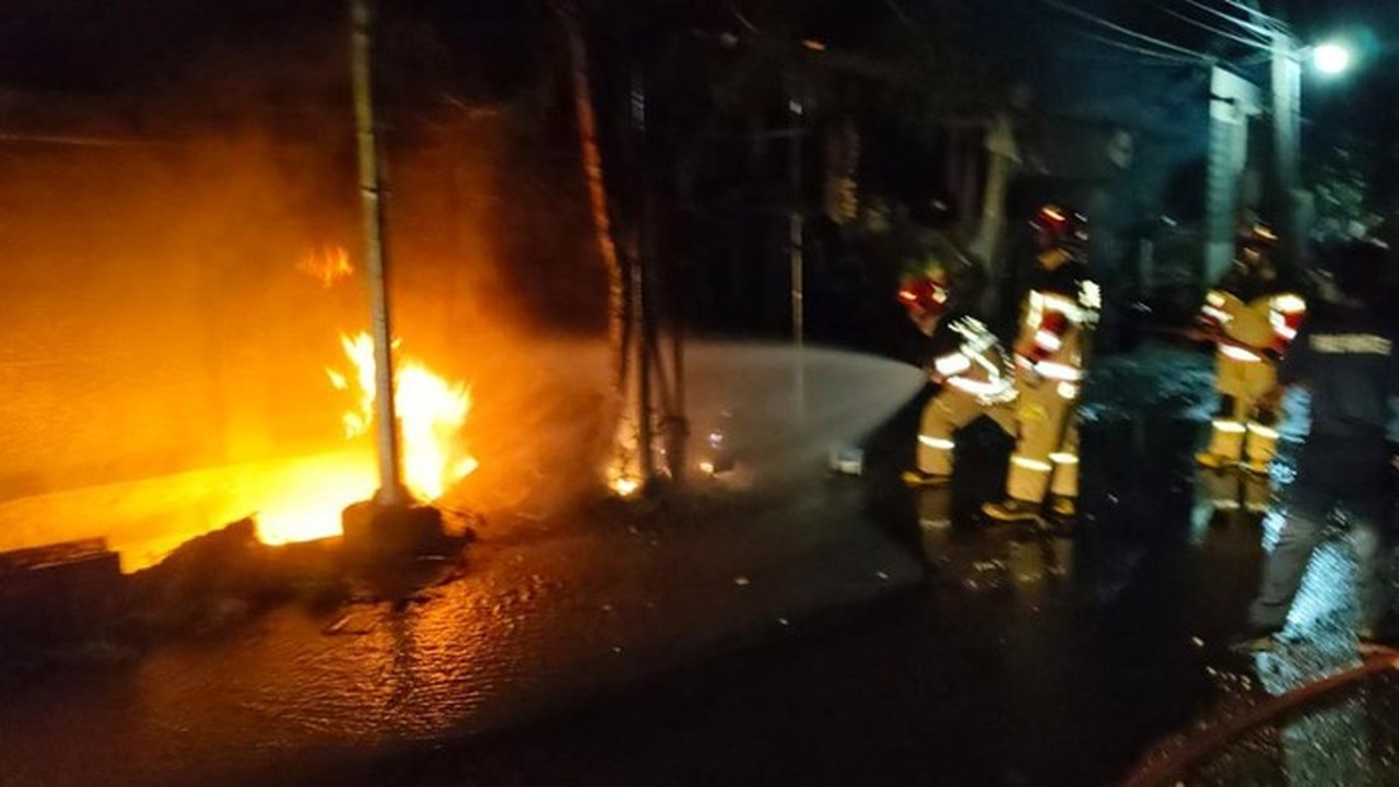 Pom Bensin Mini di Bogor Terbakar Saat Diisi Bahan Bakar, Kerugian Capai Rp 100 Juta