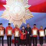 PDIP Anugerahi 6 Tokoh Senior Penghargaan ‘Leit Star’ di HUT ke-53 Partai