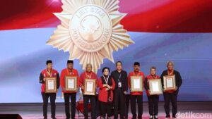 PDIP Anugerahi 6 Tokoh Senior Penghargaan ‘Leit Star’ di HUT ke-53 Partai