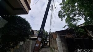 Tradisi Pukul Tiang Listrik di Cengkareng dan Cikoko: Penanda Waktu hingga Alarm Keamanan Kampung