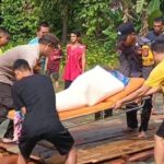 Kapolsek Beduai Turun Tangan Angkut Jenazah Warga Terdampak Banjir di Kalimantan Barat