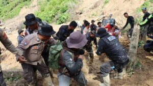 Tempuh Medan Terjal, Polres Aceh Tengah Salurkan Bantuan ke Wilayah Terpencil