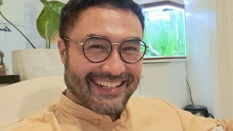 Surya Saputra Ungkap Kunci Harmonis Rumah Tangga: Komunikasi Tenang dan Saling Pengertian Surya Saputra Ungkap Kunci Harmonis Rumah Tangga: Komunikasi Tenang dan Saling Pengertian