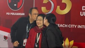 Momen Akrab Puan dan Prananda Cium Pipi Megawati Saat Rakernas PDIP di Ancol
