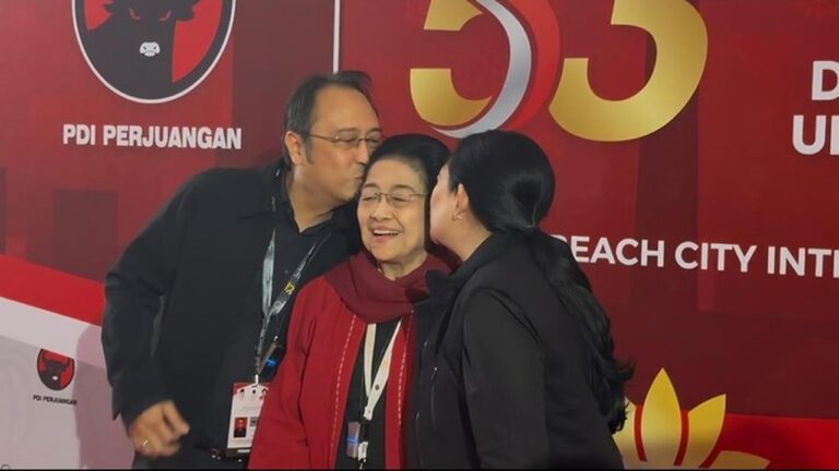 Momen Akrab Puan dan Prananda Cium Pipi Megawati Saat Rakernas PDIP di Ancol Momen Akrab Puan dan Prananda Cium Pipi Megawati Saat Rakernas PDIP di Ancol