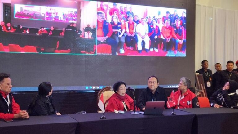 Megawati Pantau Langsung Penyaluran Bantuan Banjir Sumatera, Ungkit Pengalaman Jadi Wapres Megawati Pantau Langsung Penyaluran Bantuan Banjir Sumatera, Ungkit Pengalaman Jadi Wapres