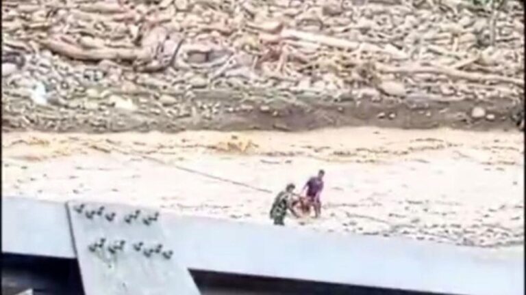 Aksi Heroik Prajurit TNI Selamatkan Warga Aceh Tengah yang Terjatuh ke Sungai Deras Akibat Banjir