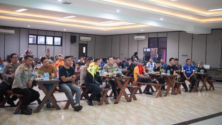 Polres Bogor Gelar Nobar untuk Redam Rivalitas Suporter Persib dan Persija Polres Bogor Gelar Nobar untuk Redam Rivalitas Suporter Persib dan Persija