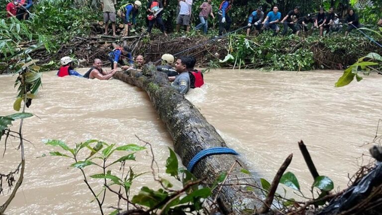 Warga Serang Gotong Royong Bersihkan Sungai Cibanten untuk Antisipasi Banjir Warga Serang Gotong Royong Bersihkan Sungai Cibanten untuk Antisipasi Banjir