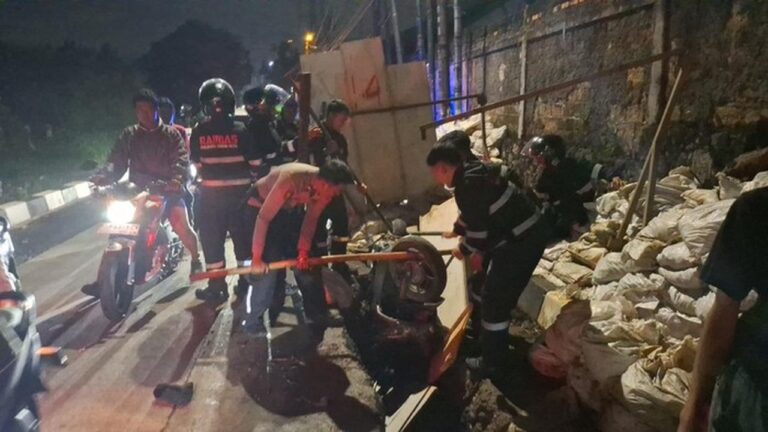 Gerombolan Pemotor Keroyok Pria di Bogor Hingga Tercebur ke Lubang Galian Gerombolan Pemotor Keroyok Pria di Bogor Hingga Tercebur ke Lubang Galian