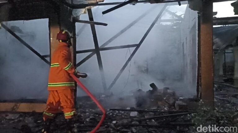 Pria di Tulungagung Bakar Rumah Kekasih Setelah Kunci Mobil Hilang, Serahkan Diri Pria di Tulungagung Bakar Rumah Kekasih Setelah Kunci Mobil Hilang, Serahkan Diri