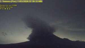 Gunung Semeru Kembali Erupsi Dahsyat, Luncurkan Awan Panas Guguran Sejauh 5 Kilometer