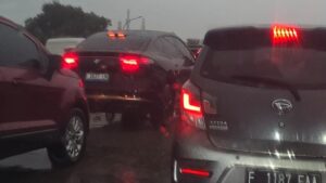 Tol Desari Arah Jakarta Macet Parah Akibat Hujan Lebat, Kecepatan Kendaraan Hanya 10-20 Km/Jam