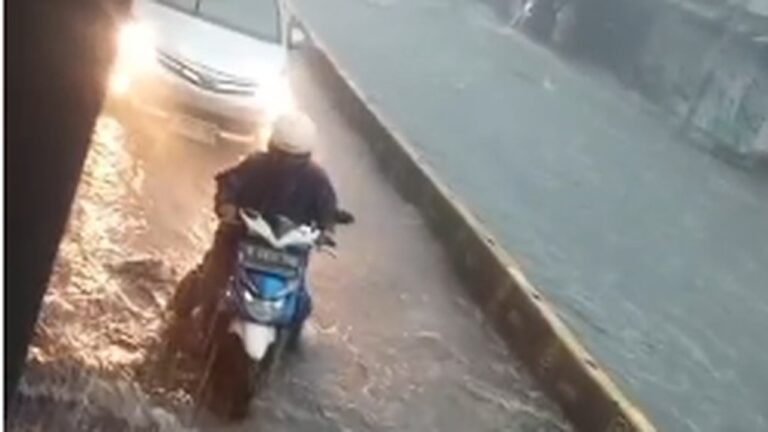 Banjir Pademangan Jakarta Utara Lumpuhkan Sebagian Rute Transjakarta, Layanan Mikrotrans Dialihkan Banjir Pademangan Jakarta Utara Lumpuhkan Sebagian Rute Transjakarta, Layanan Mikrotrans Dialihkan