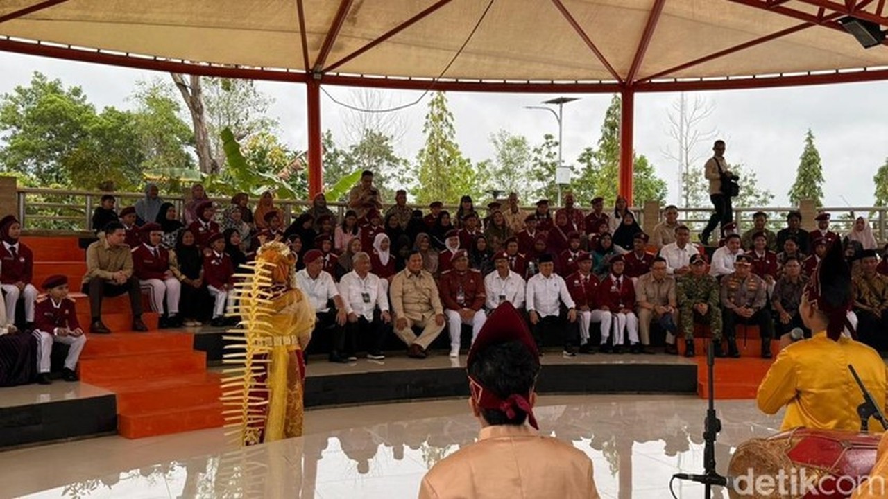 Prabowo Subianto Resmikan 166 Sekolah Rakyat, Duduk Bersama Siswa Nikmati Musik Tradisional