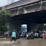 Banjir Jembatan Tiga Jakarta Utara: Pemotor Terpaksa Matikan Mesin Terobos Genangan Air