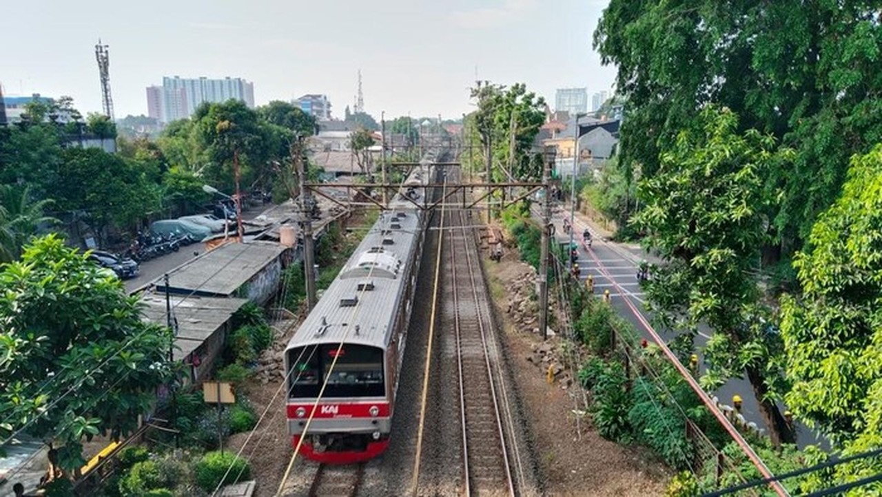 Pohon Tumbang Ganggu Perjalanan KRL Jakarta Kota-Tanjung Priok, 4 Perjalanan Dibatalkan Pohon Tumbang Ganggu Perjalanan KRL Jakarta Kota-Tanjung Priok, 4 Perjalanan Dibatalkan