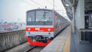 Banjir Genangi Jalur KRL Angke-Kampung Bandan, Perjalanan Commuter Line Terganggu Parah
