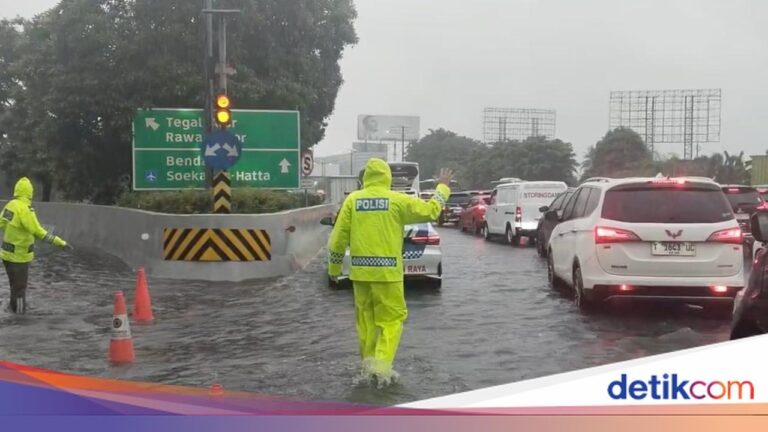Tol Sedyatmo Terendam Banjir Akibat Hujan Deras, Genangan Capai 60 Cm