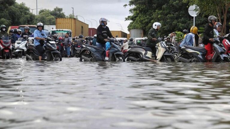 Jakarta Dilanda Banjir: Enam RT dan Empat Ruas Jalan Tergenang Akibat Hujan Deras
