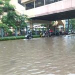 Banjir Setinggi Betis Rendam Jalan Mangga Dua Raya Jakarta Barat, Lalu Lintas Lumpuh Total