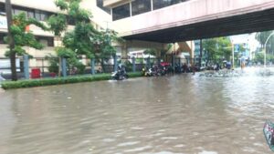 Banjir Setinggi Betis Rendam Jalan Mangga Dua Raya Jakarta Barat, Lalu Lintas Lumpuh Total