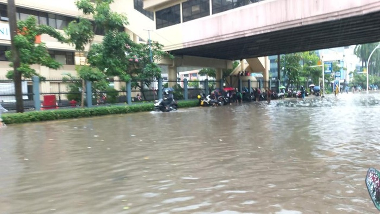 Banjir Setinggi Betis Rendam Jalan Mangga Dua Raya Jakarta Barat, Lalu Lintas Lumpuh Total