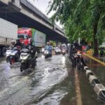 Jalan Yos Sudarso Jakarta Utara Tergenang Akibat Hujan Deras, Lalu Lintas ke Kelapa Gading Macet Parah
