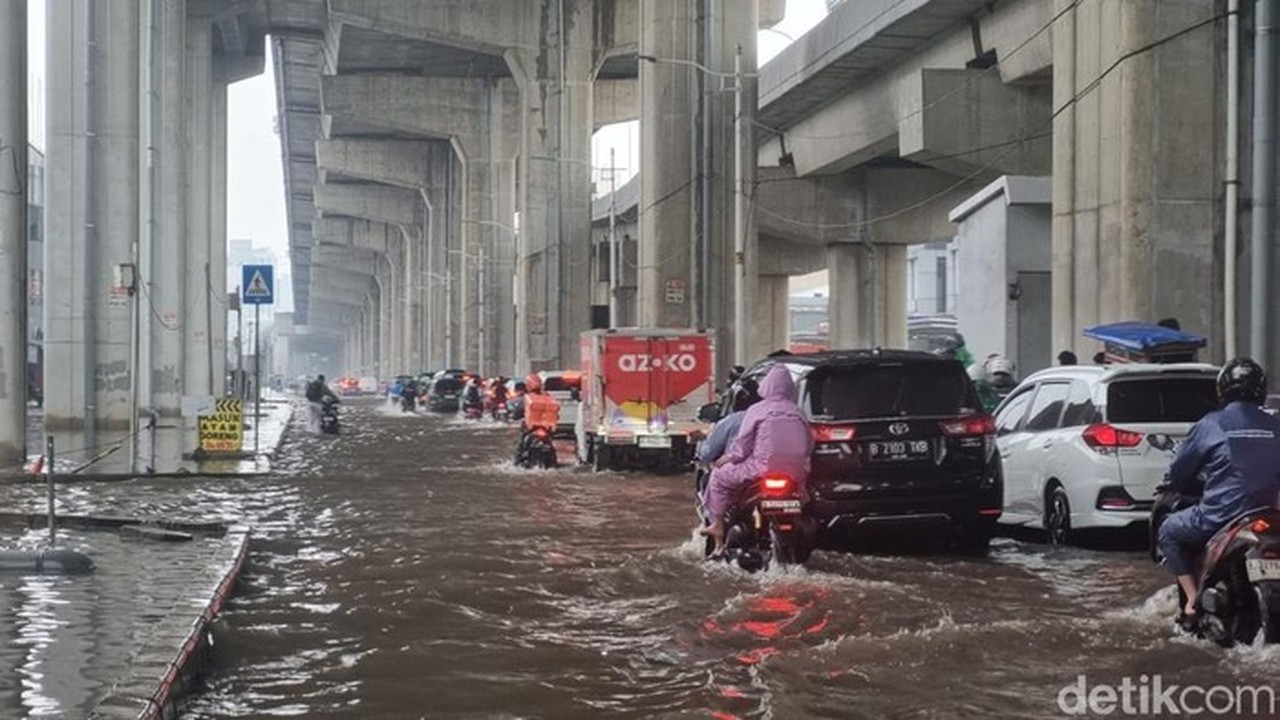Jalan Boulevard Barat Kelapa Gading Tergenang Banjir, Lalin Padat Merayap Hingga Motor Mogok Jalan Boulevard Barat Kelapa Gading Tergenang Banjir, Lalin Padat Merayap Hingga Motor Mogok