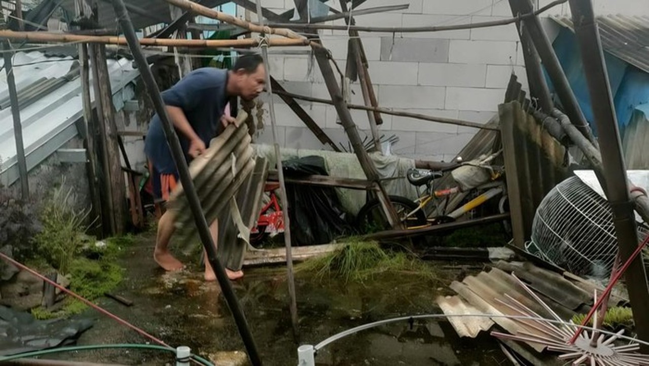 Atap Rumah Ambruk Akibat Hujan Deras di Bogor, Bangunan Dinyatakan Tak Layak Huni